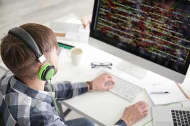 İşyerinde genç programcı 