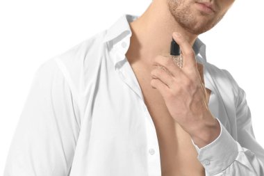 parfüm kullanan adam 