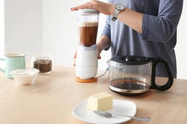 Kahve yapmak için blender kullanan kadın