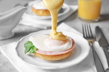 Yumurta Benedict üzerine dökülen sosu 