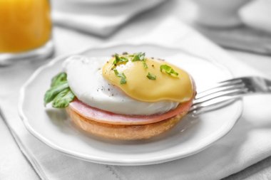 Yumurta Benedict plaka üzerinde