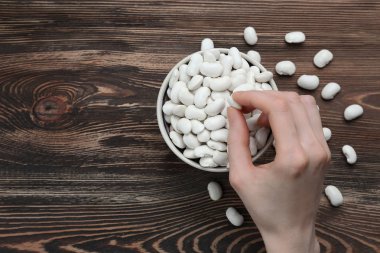 El alarak tereyağı fasulye dan kase