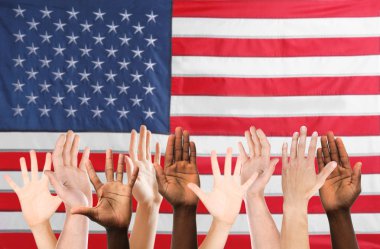 İnsanlar ellerini ve Amerikan bayrağı yükseltmek