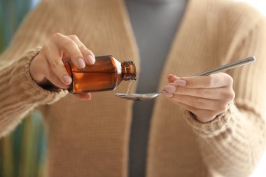 Öksürük şurubu içine kaşık dökme kadın