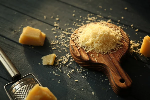 Plateau en bois avec fromage — Photo