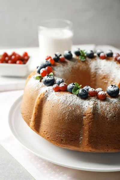 Placa con delicioso pastel de yogur — Foto de Stock