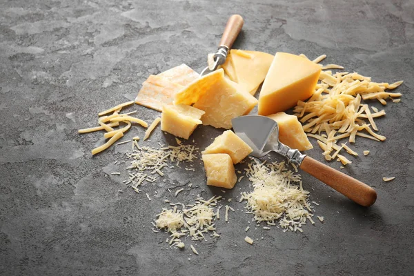 奶酪和铲子的灰色背景 — 图库照片