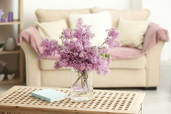 Güzel Eflatun çiçekli vazo — Stok fotoğraf