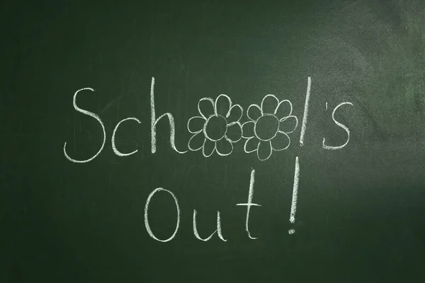 "Schools out" on chalkboard — Stock Photo, Image