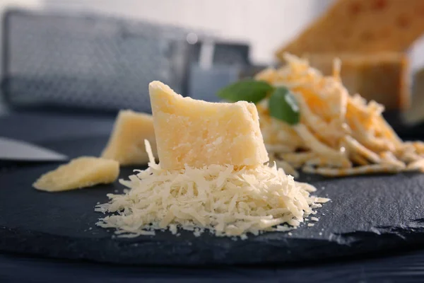 Prato de ardósia com queijo ralado — Fotografia de Stock