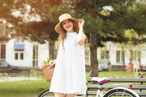 小女孩微笑着附近的自行车 — 图库照片