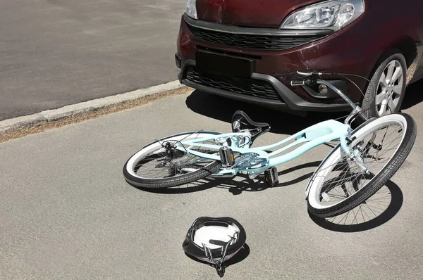 Yolda araba ve bisiklet kaza — Stok fotoğraf