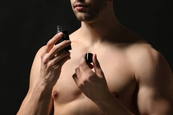 Красивый мужчина с помощью парфюма — стоковое фото