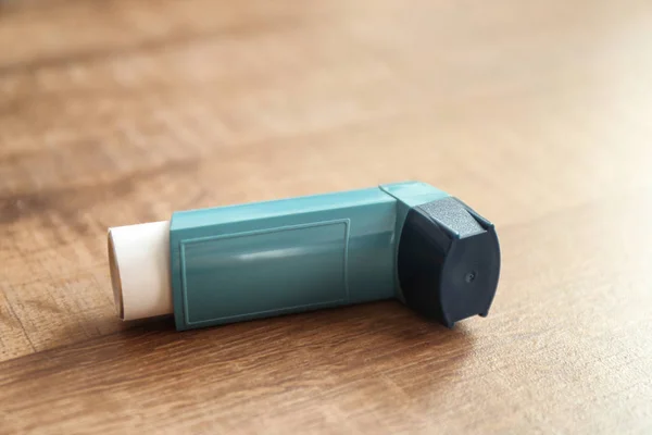 现代哮喘吸入器 — 图库照片