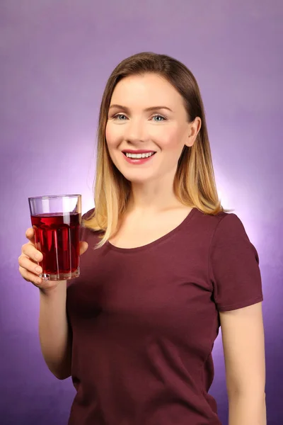 Mujer con vaso de jugo fresco —  Fotos de Stock