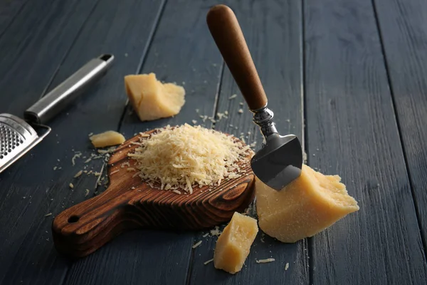 Placa de madeira com queijo — Fotografia de Stock