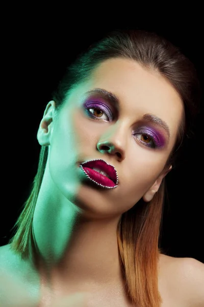 Hermosa mujer joven con maquillaje creativo — Foto de Stock
