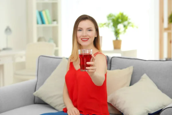 Женщина со стаканом свежего сока — стоковое фото