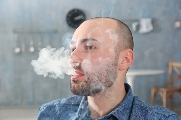 Pohledný muž kouření cigaret — Stock fotografie