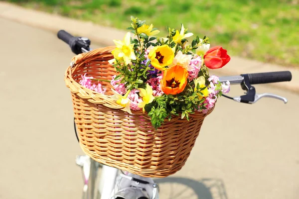 Bicycle with beautiful basket of flowers — Stock Photo, Image