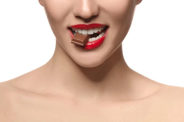 Mujer con trozo de chocolate — Foto de Stock