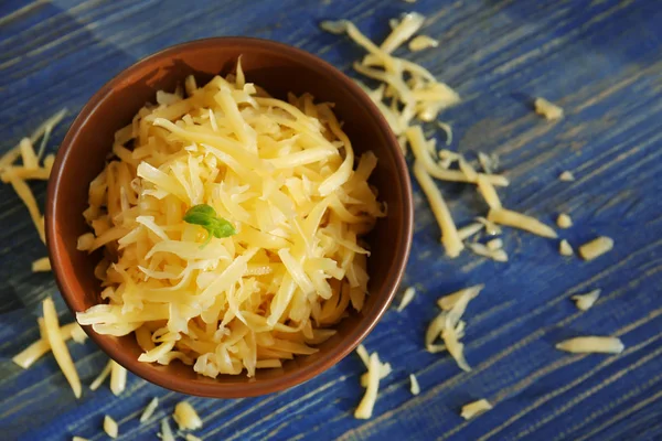 Kom met geraspte kaas — Stockfoto
