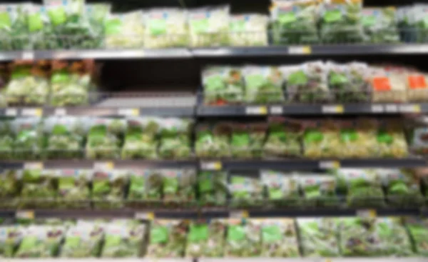 Staan met greens in de super markt — Stockfoto