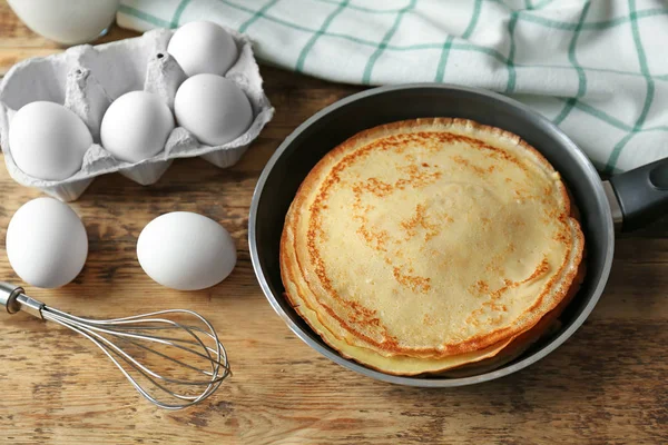 Tasty pancakes on pan — Stock Photo, Image