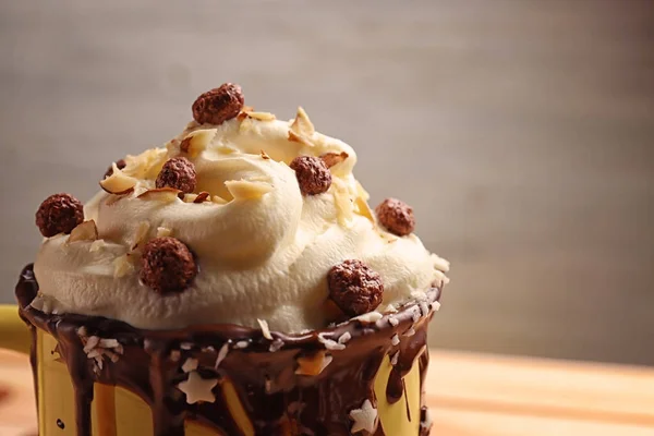 チョコレートとクリームの甘いデザート — ストック写真