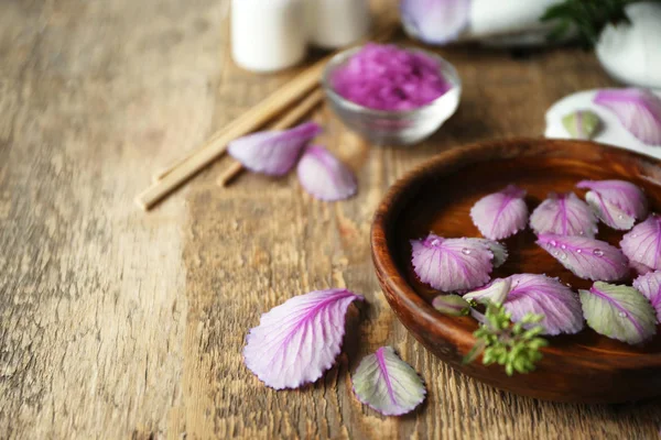 Bowl with water and purple leaves — Stock Photo, Image