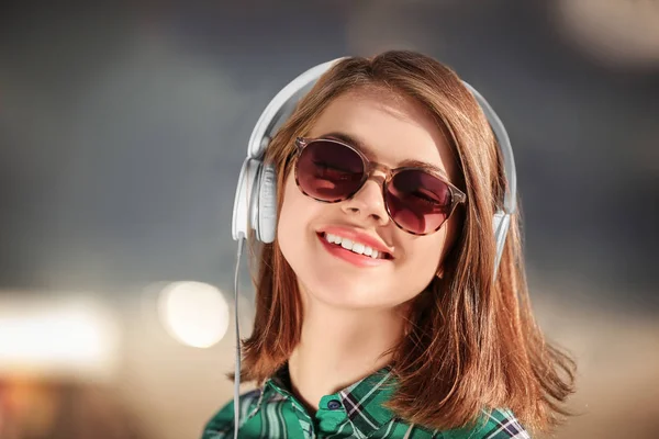 Giovane ragazza che ascolta musica — Foto Stock