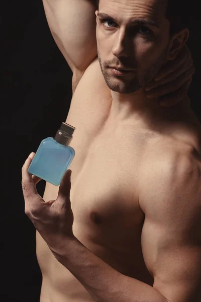 Knappe man met behulp van parfum — Stockfoto