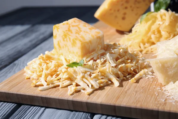 Placa de madeira com queijo diferente — Fotografia de Stock