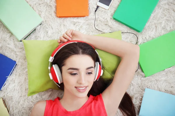 Jovem mulher ouvindo audiolivro — Fotografia de Stock