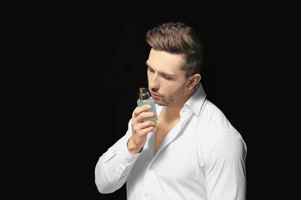 Hombre guapo usando perfume — Foto de Stock