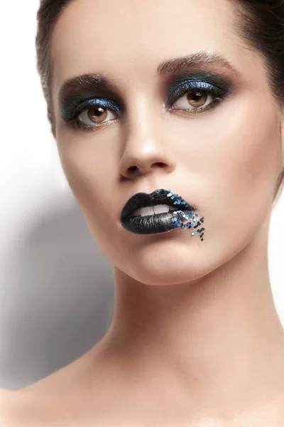 Vacker ung kvinna med kreativa makeup — Stockfoto