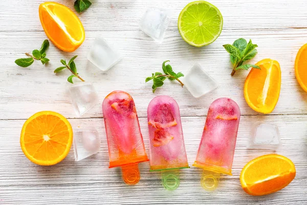 Deliciosos helados cítricos con frutas —  Fotos de Stock