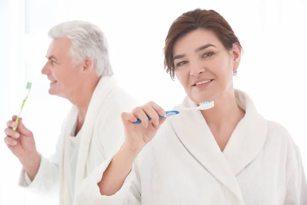 Femme âgée et son mari nettoient les dents à la maison — Photo