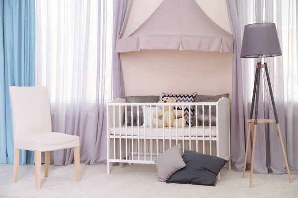 침대와 아늑한 아기 방 — 스톡 사진