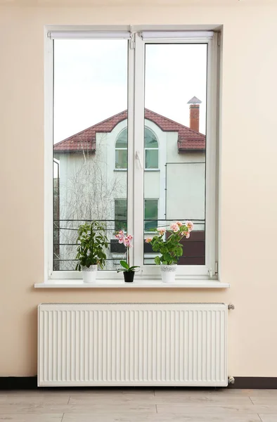 Großes Fenster zu Hause — Stockfoto