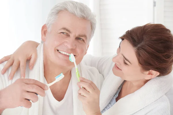 Starší pár, čištění zubů — Stock fotografie