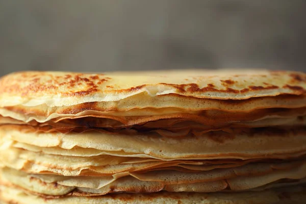 Leckere Pfannkuchen auf Pfanne — Stockfoto