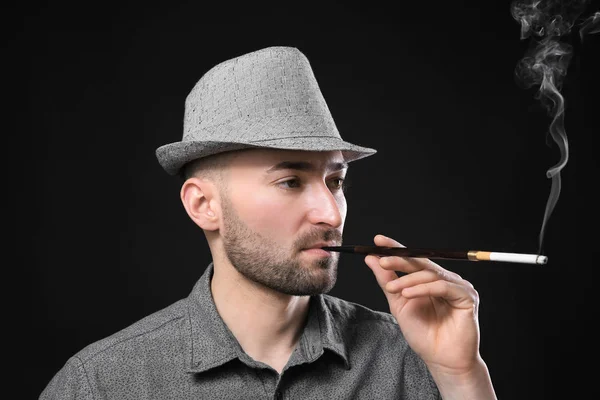Yakışıklı bir adam Sigara İçilmeyen — Stok fotoğraf