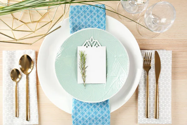 Apparecchiatura della tavola con tovagliolo di colore blu — Foto Stock