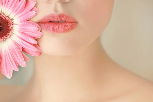 Mujer joven con flor — Foto de Stock