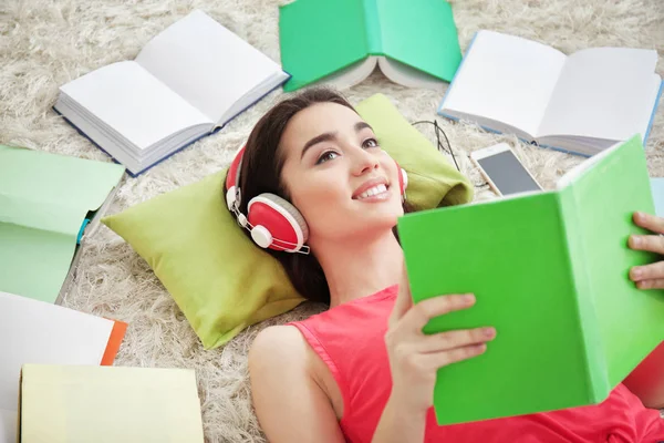 Jovem mulher ouvindo audiolivro — Fotografia de Stock