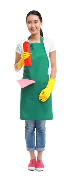 Concepto de limpieza. Mujer joven en delantal verde sosteniendo limpiador sobre fondo blanco —  Fotos de Stock