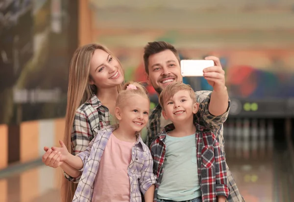 La famille prend du selfie au bowling club — Photo