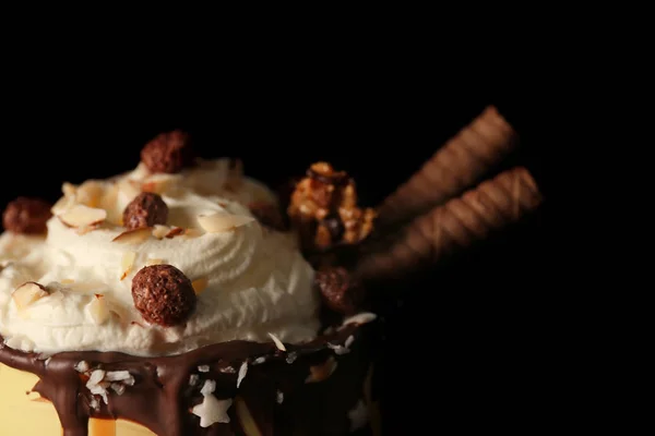 Postre dulce con chocolate y crema — Foto de Stock