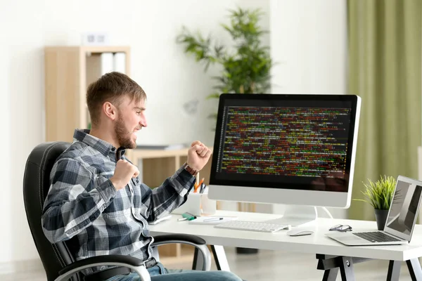 Jovem programador no local de trabalho — Fotografia de Stock